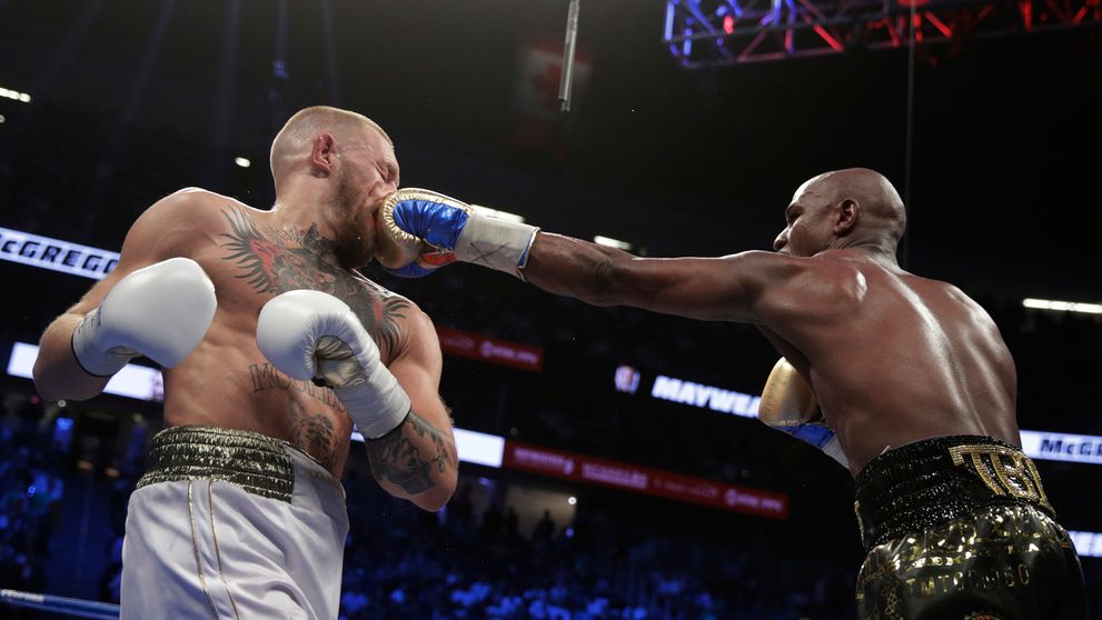 VIDEO: Mayweather dal dole McGregora. Pozrite si 10. kolo, v ktorom ho zmlátil ako žito