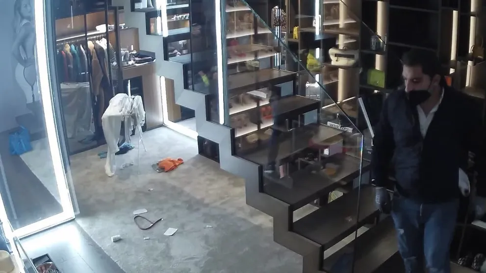 VIDEO: Polícia zverejnila zábery vlámania do bytu D. Cibulkovej. Spoznávate zlodejov?