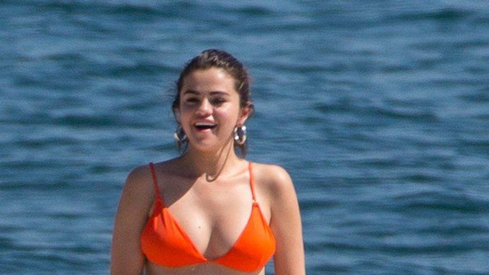 Selena Gomez v plavkách. Výrazne pribrala, no a čo!