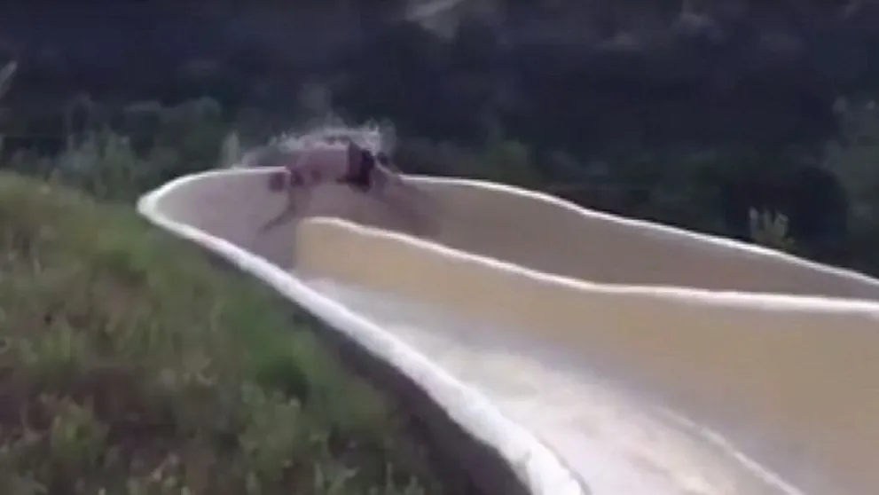 Keď nakrúcali video, netušili, čo sa stane. Muž vyletel z toboganu na útese