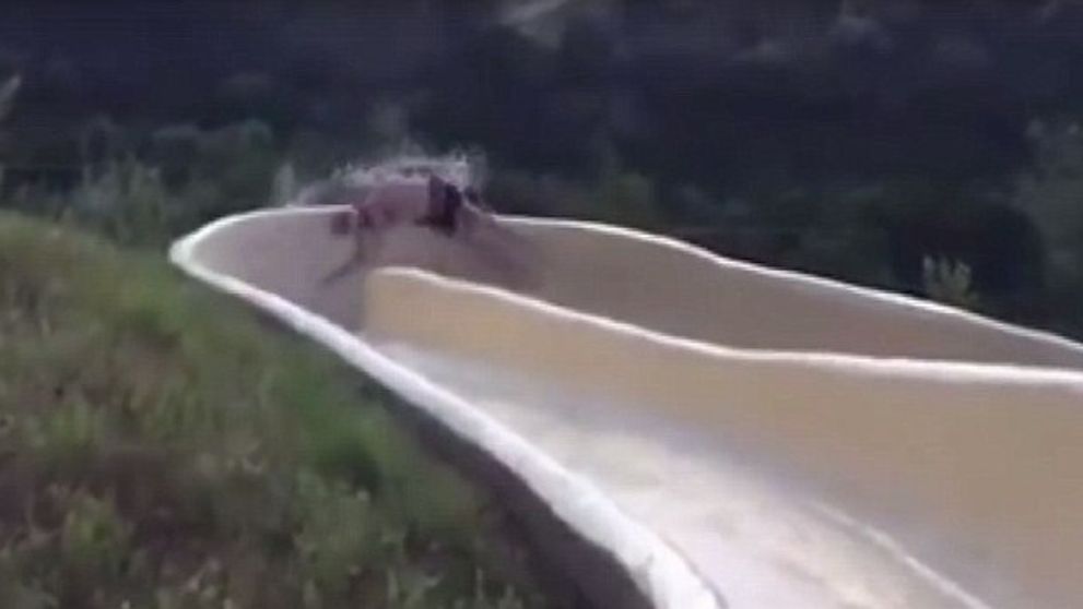 Keď nakrúcali video, netušili, čo sa stane. Muž vyletel z toboganu na útese