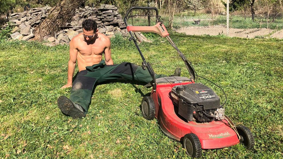 Z bývalého farmára sa stal sexy záhradník: Ukázal aj svoju 