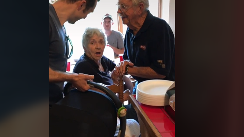 Utajili celé tehotenstvo! Muž prekvapil na Vianoce rodinu bábätkom