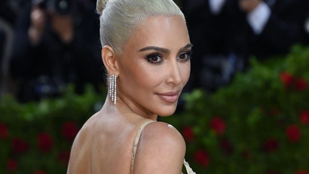 Hanba pre Kardashianku! Silou-mocou sa napchala do šiat Marilyn, teraz sú zničené