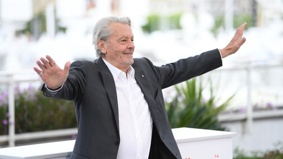 Tvrdil, že je synom Alaina Delona. Fotografa našli mŕtveho v jeho byte