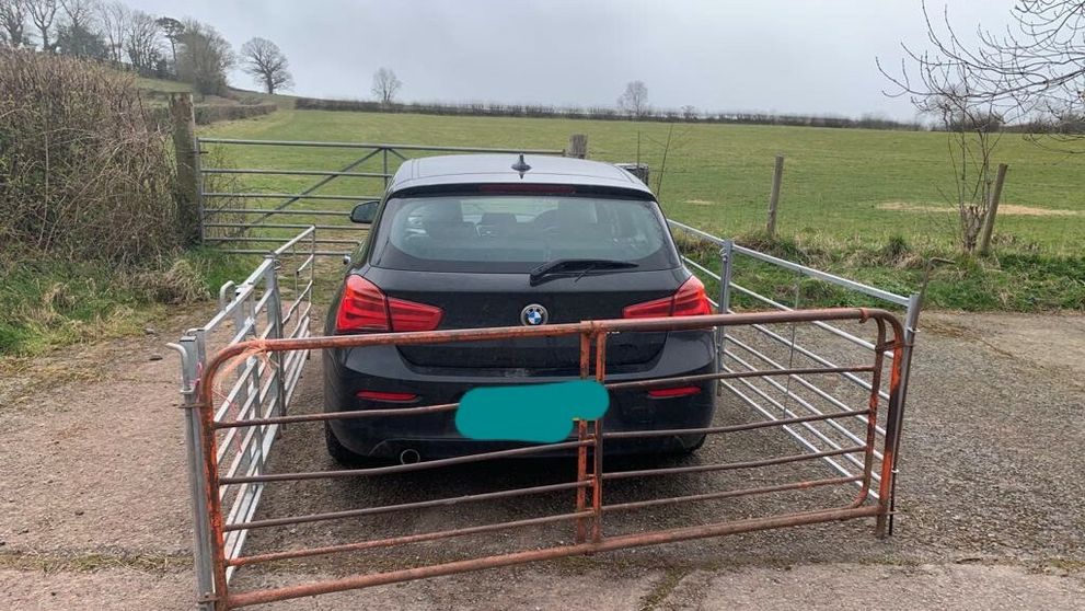 Fotografia, ako farmár „vybabral“ s vodičom, ktorý mu zablokoval bránu, baví internet