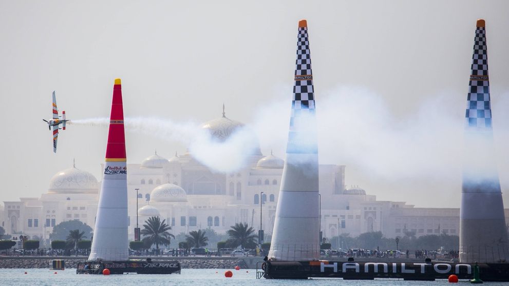 Pozrite si to najlepšie z Red Bull Air Race v Abú Dabí