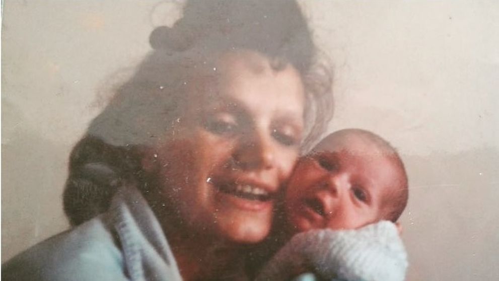 Spoznáte na retro zábere známeho seriálového fešáka?