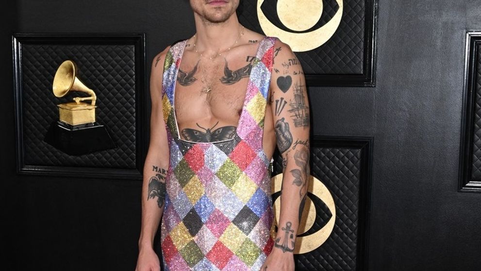 Hruď na Grammy neodhaľovali iba ženy: Čo tie bradavky, Harry?!