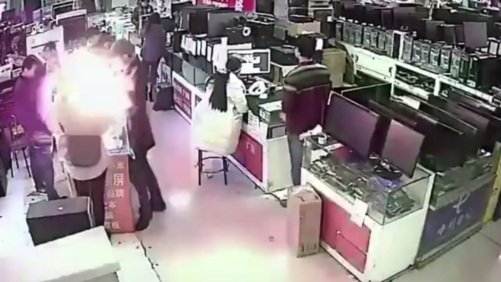 Batéria od mobilu mu vybuchla priamo v ústach: Zákazník chcel údajne overiť jej pravosť