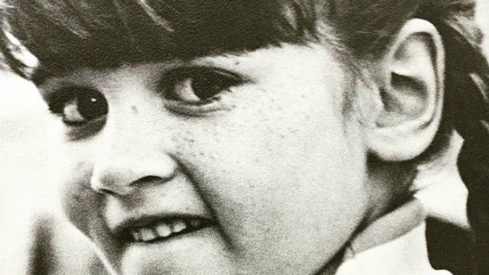 Z copatého dievčatka s pehami vyrástla sexy seriálová detektívka!