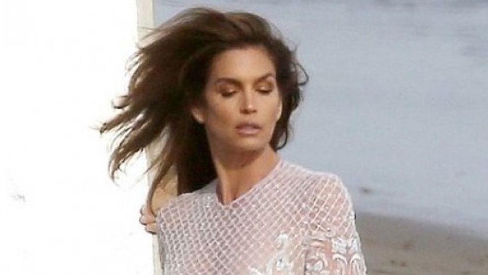 Takmer 50-ročná Cindy Crawford v priesvitných šatách s nahými prsiami