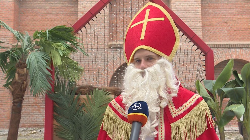Známy herec vo vianočnom kostýme: Spoznali by ste ho?