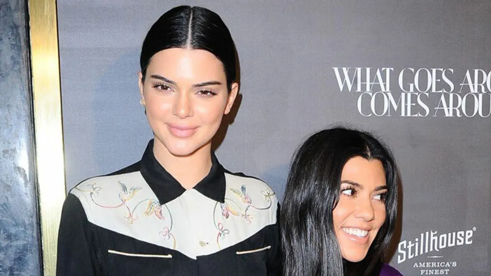 Kendall Jenner ako obryňa. Kardashianka sa vedľa nej na koberci takmer stratila
