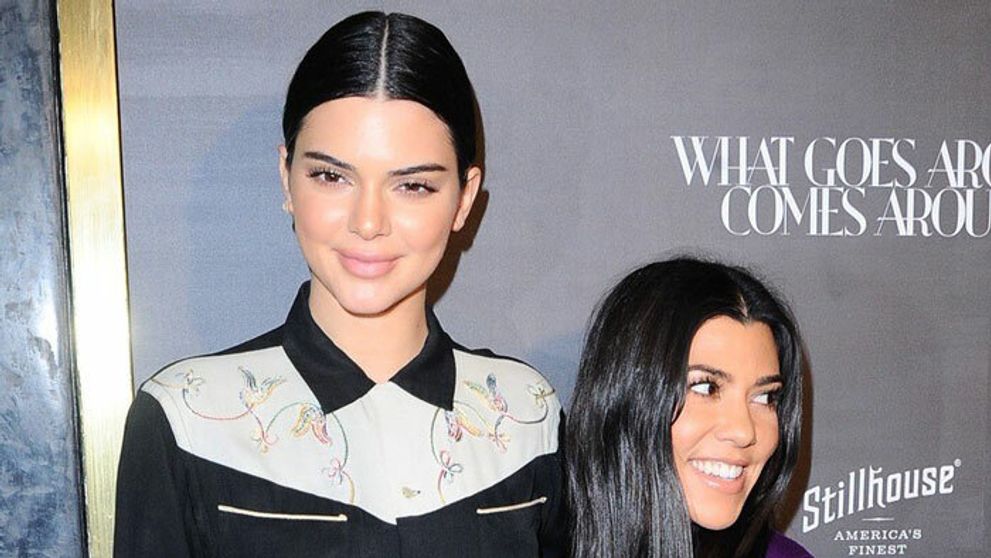 Kendall Jenner ako obryňa. Kardashianka sa vedľa nej na koberci takmer stratila