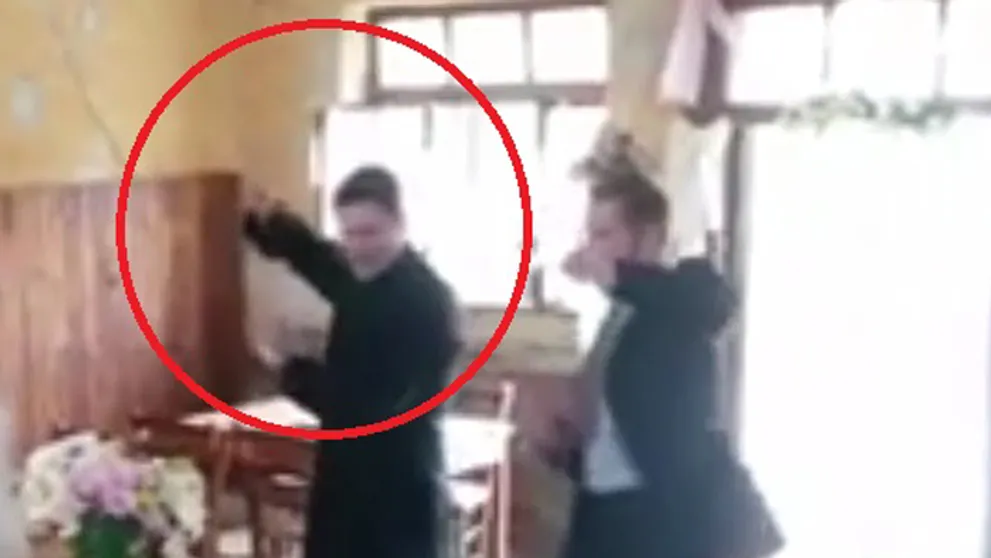 Scéna, ktorú ste v televízii nevideli: Farár z Hornej Dolnej to rozbalil uprostred krčmy!