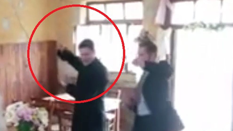 Scéna, ktorú ste v televízii nevideli: Farár z Hornej Dolnej to rozbalil uprostred krčmy!
