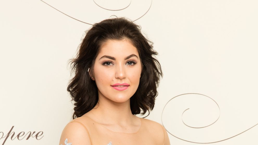 Celeste Buckingham prekvapí na Plese v opere. Výberom šiat riskuje