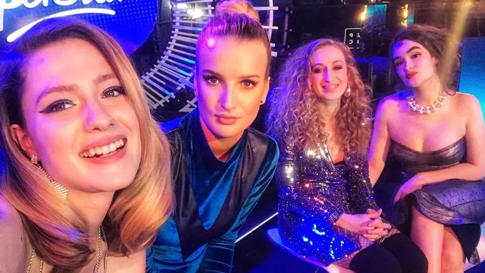 Speváčka nie je žiadna hanblivka. S pribúdajúcimi kolami čoraz menej látky