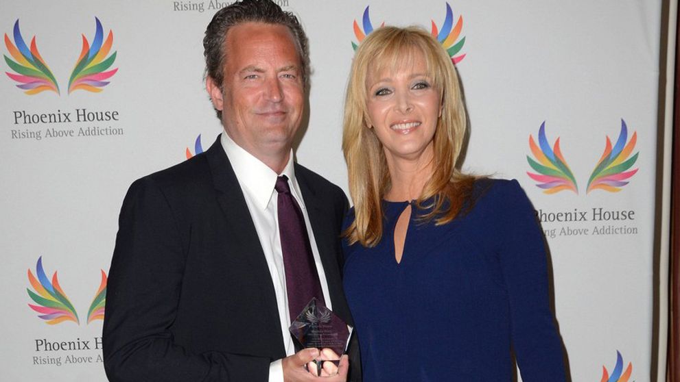 Po smrti Matthewa Perryho sa šíria klamlivé správy: Lisa Kudrow adopciu neuskutoční