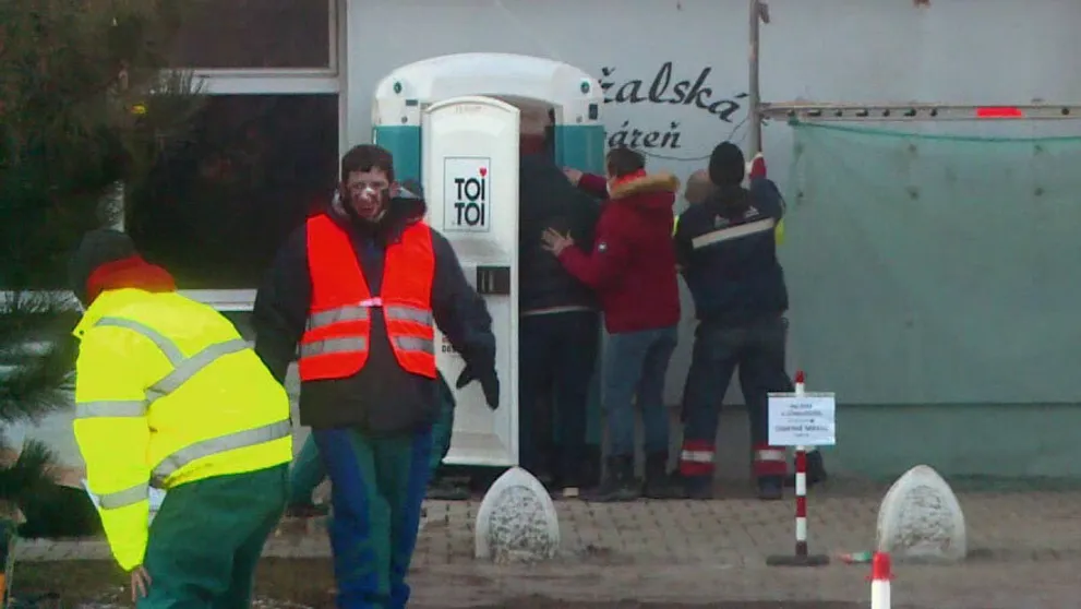 Dvoch ľudí omylom uväznila na mobilnej toalete: Ten pohľad stál za to!