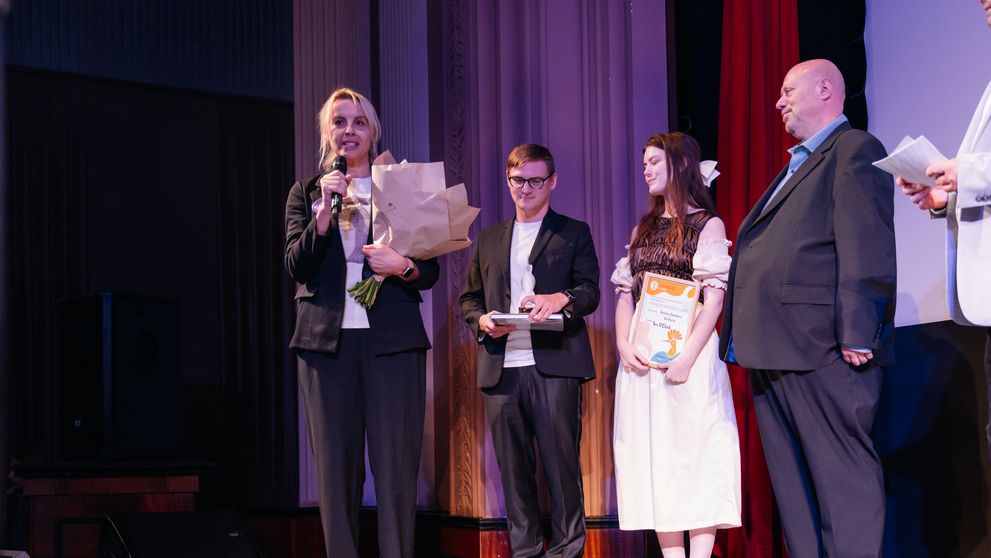 Peklo nekonečného dospievania najlepším seriálom. Voyo Originál Sex O'Clock si odnáša cenu z festivalu v Ostrove