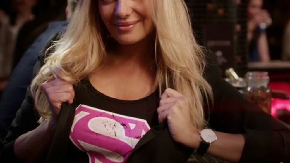 Kto je táto sexy Superžena? Češka so slovenskými koreňmi v klipe!