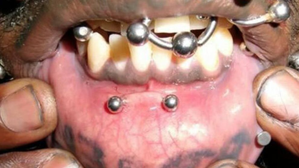 Piercingový magor! Z jeho vzhľadu má des aj jeho vlastné dieťa!