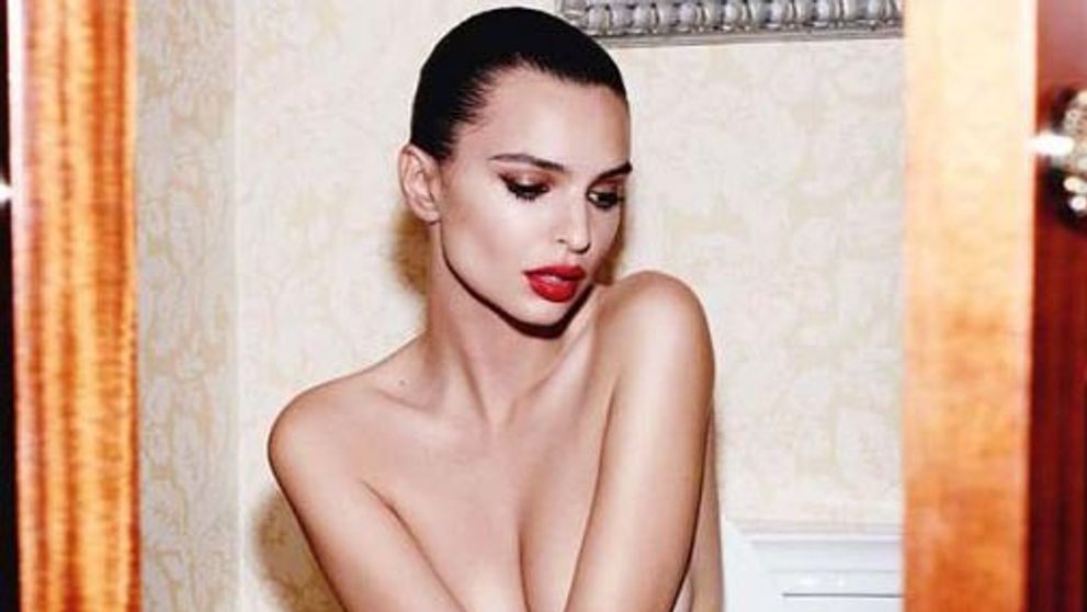 Sexy aj na toalete. Emily Ratajkowski to dokáže