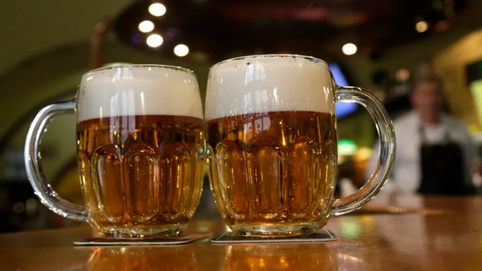 Pivo, dve deci vína alebo poldeci destilátu. Viete, čo obsahuje viac alkoholu?