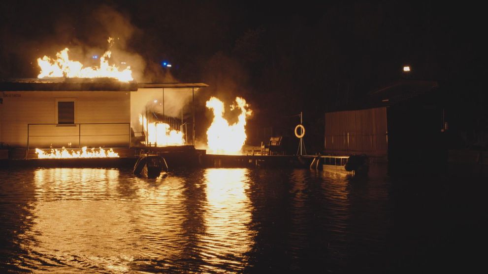 Hausbót na Dunaji zachvátili plamene