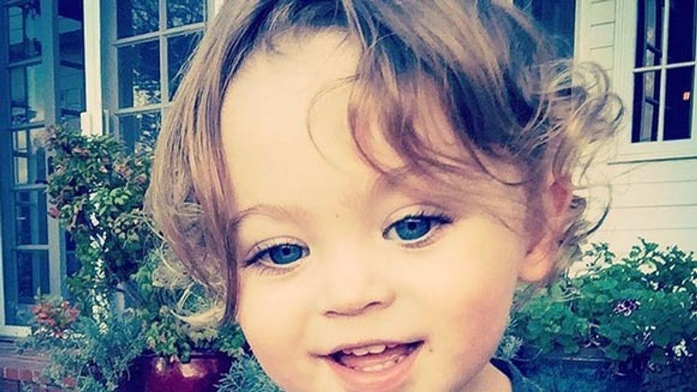 Koho je tento nádherný chlapček? Jeho mama je považovaná za sexbombu