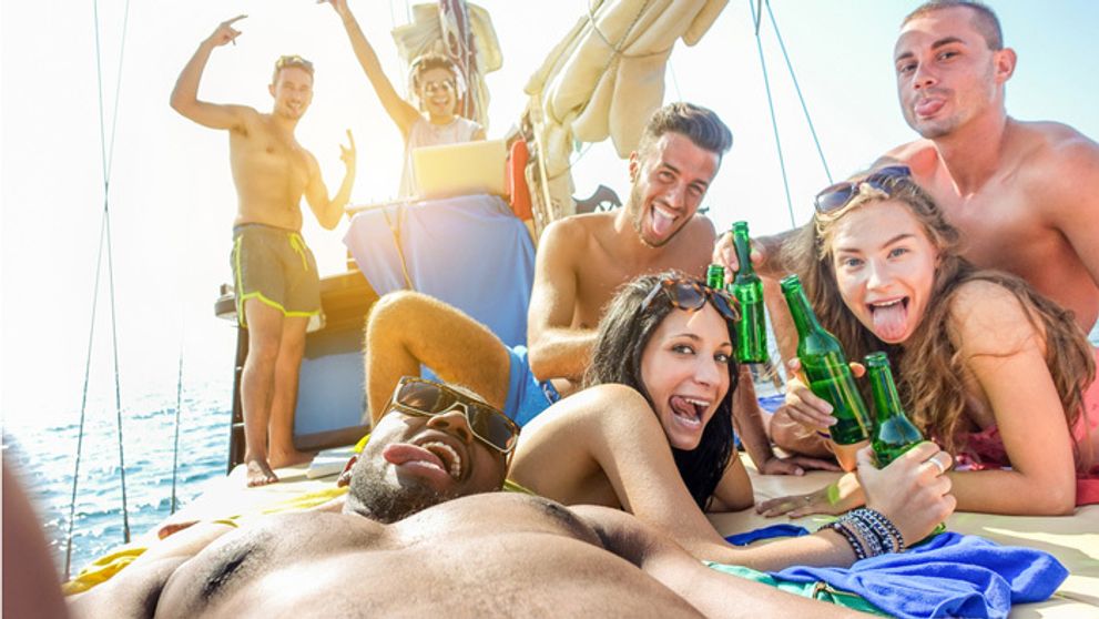 Pijete na slnku alkohol? Toto sa deje s vaším telom