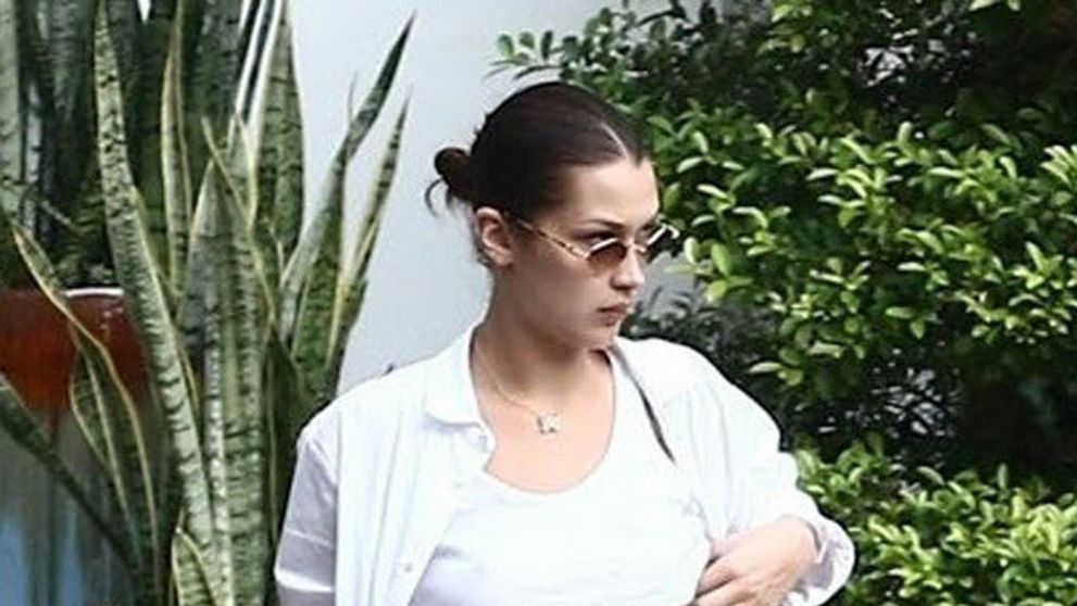 Bella Hadid a jej ultrakrátky top: Sotva jej zakryl poprsie