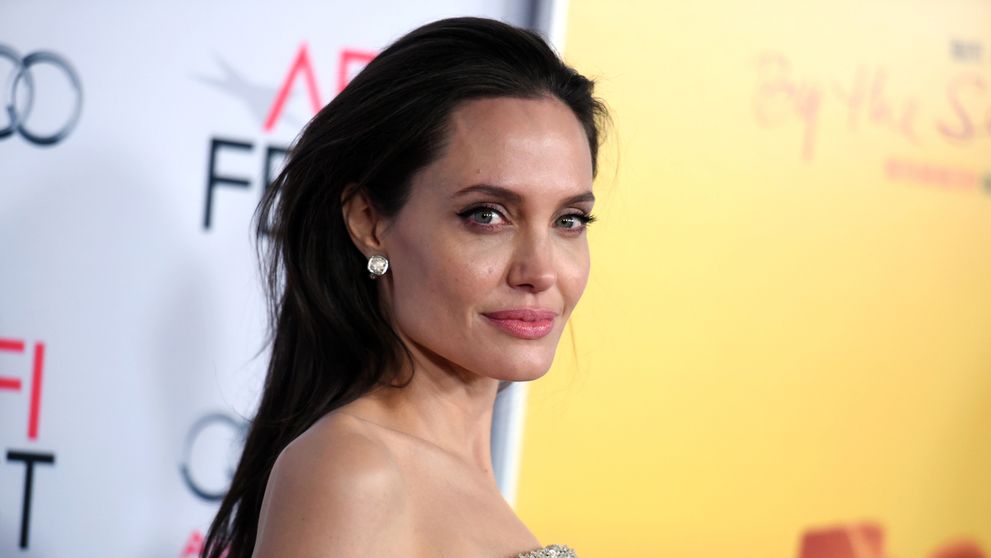 Vychudnutá Angelina Jolie. V krásnej róbe na nej trčali len prsia