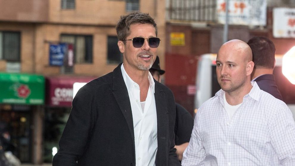 Brad Pitt doslova mizne pred očami. Už na ňom visí aj oblečenie!