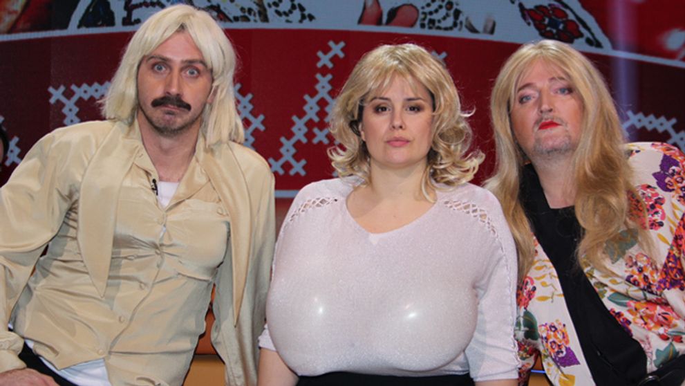 Polnišová ako Evelyn. Ten dekolt je takmer neúnosný!