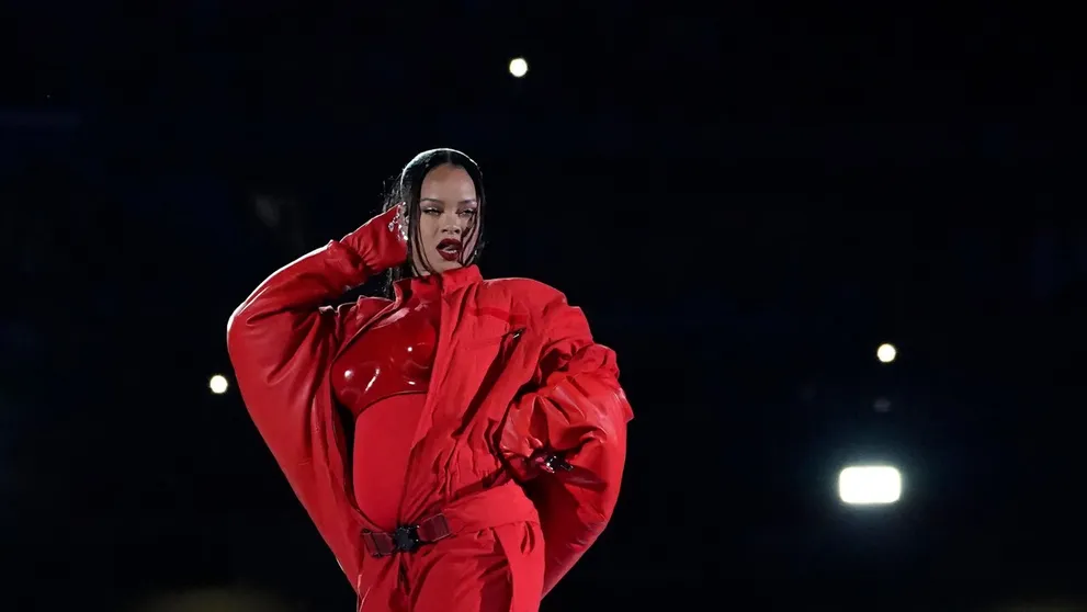 Rihanna je znovu tehotná! Na Super Bowle ukázala bruško a odohrala megašou