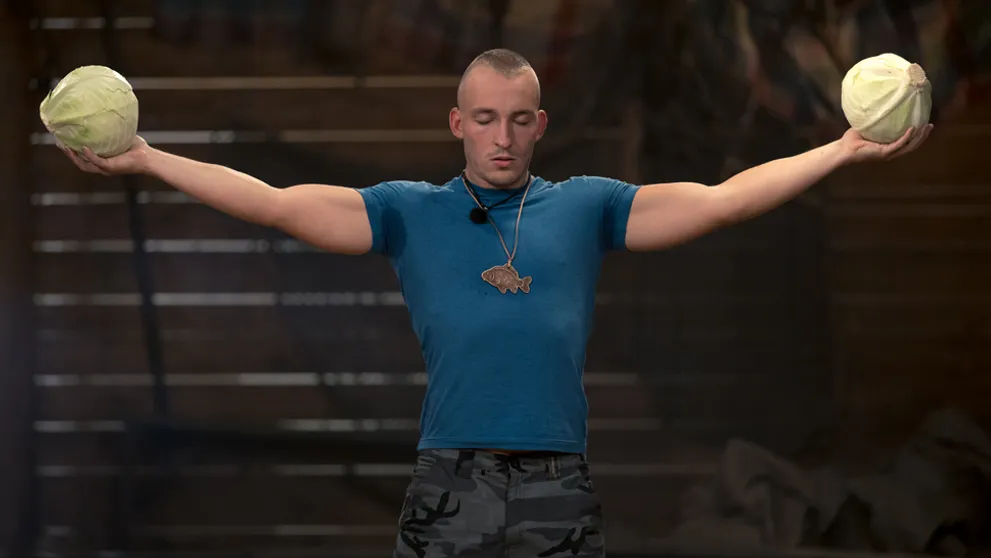 Smutný pohľad, menej kíl a dlhšie vlasy: Čo sa deje s bývalým farmárom?