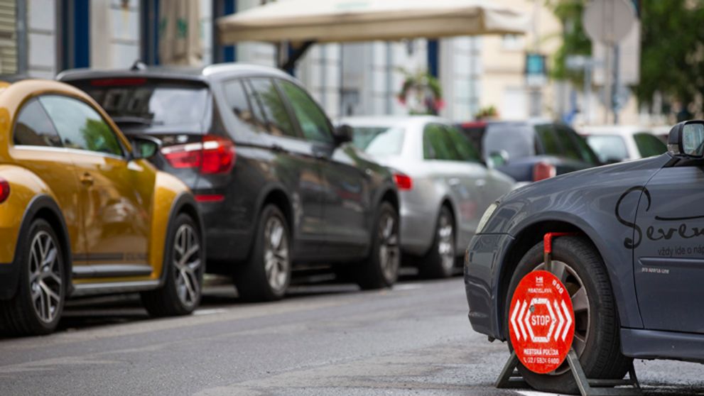 Už vám nemusia nasadiť papuču, pokutu za zlé parkovanie dostanete poštou