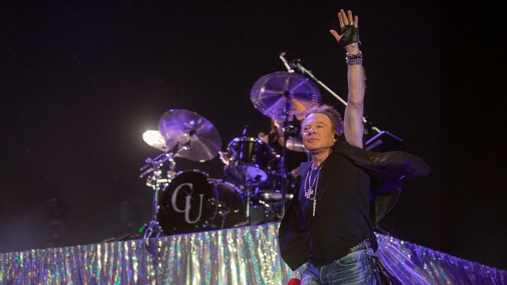 Spevák hodil mikrofón do davu: Fanúšička to poriadne schytala