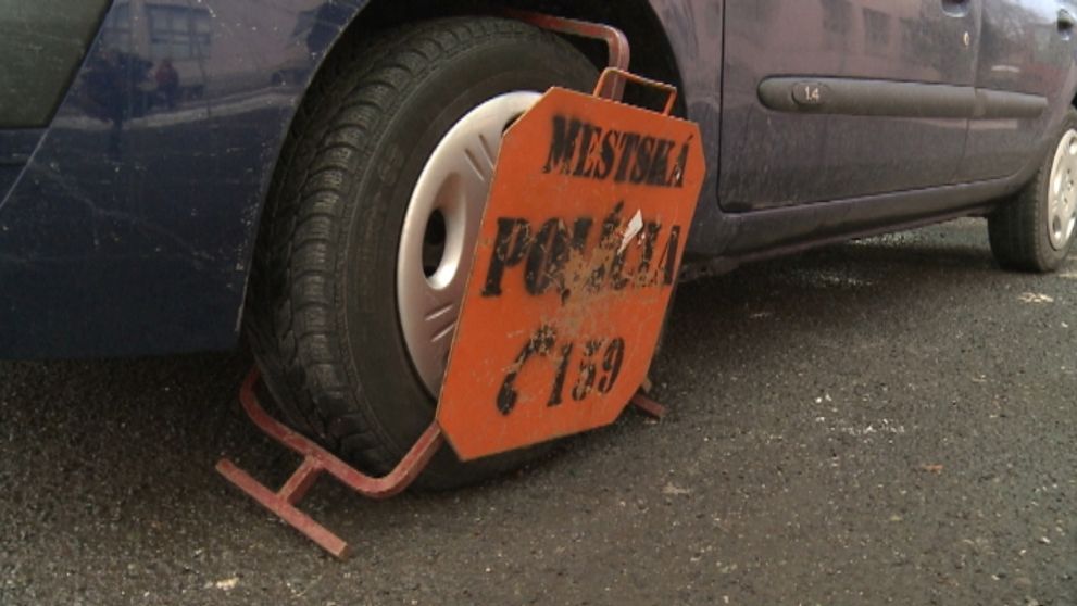 Blokovacie papuče posiela štát do šrotu. Pozrite, ako budú policajti riešiť zlé parkovanie