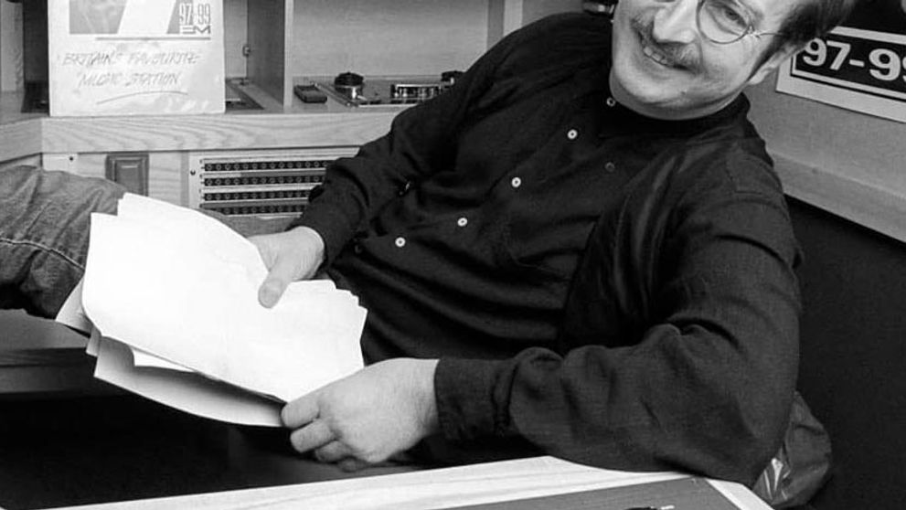 Zomrel obľúbený moderátor: Jeden z najznámejších hlasov Spojeného kráľovstva