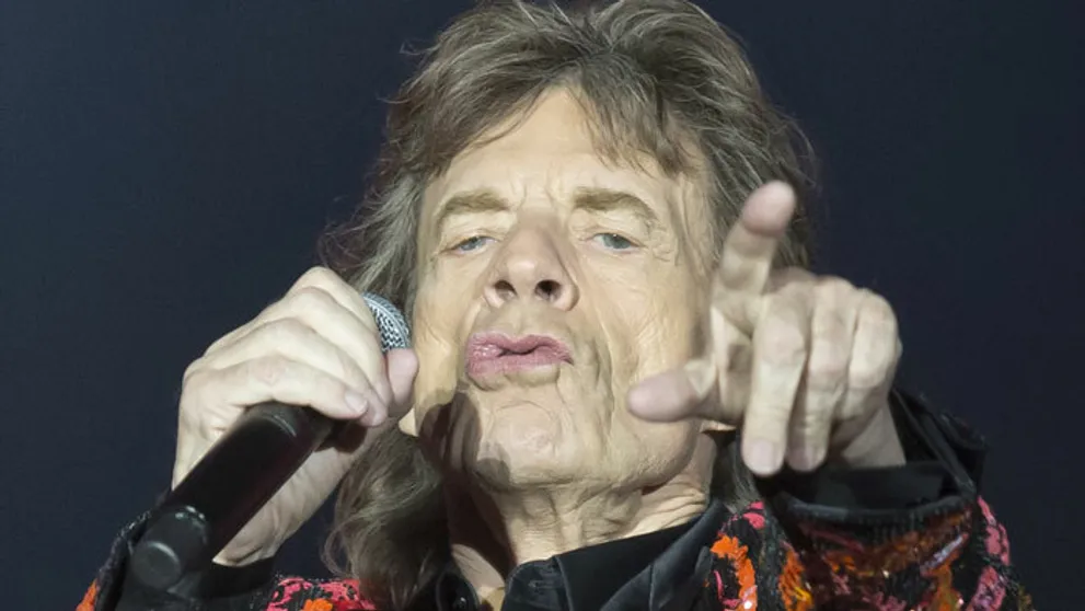 Osemnásobný otec Mick Jagger (74) zbalil ďalšiu krásku. Má len 22
