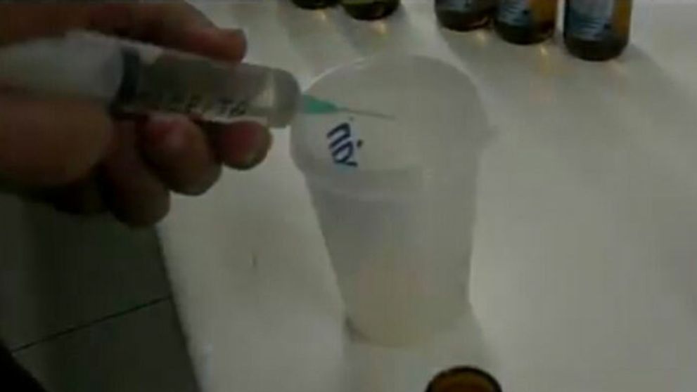 Ľudia pijú dezinfekciu na bazény