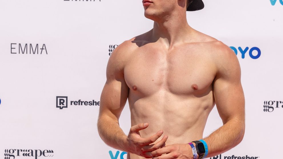 Herec sa vyzliekol: Na festivale je horúco nielen zo slnka