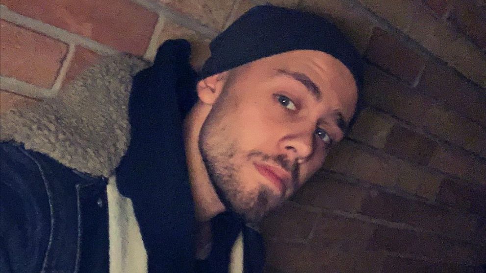 Sexy herec s dieťatkom v náručí. Jeho mama je neznáma