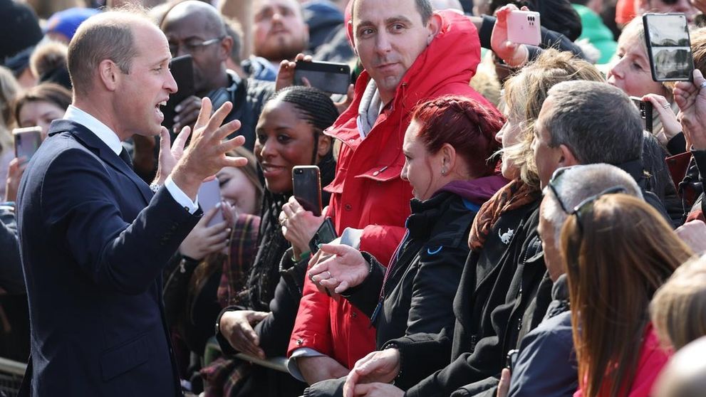 Kráľ a princ William prekvapili ľudí: Vystúpili z auta, kde ich vôbec nečakali