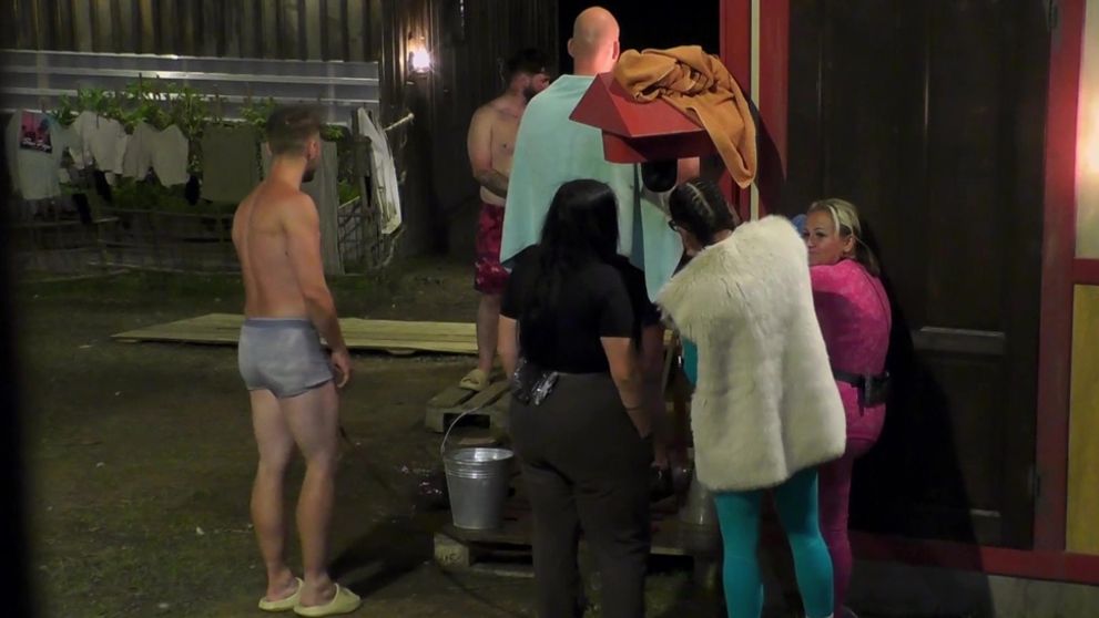 Farmári sa odviazali pri spoločnom sprchovaní: Objavili sa aj intímne partie