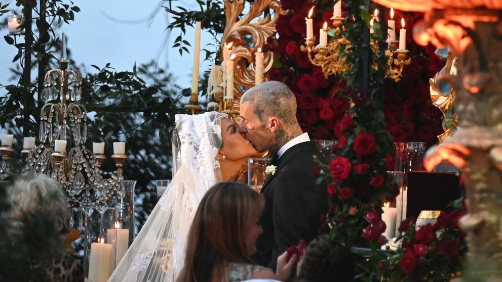 Kardashianka opäť ako odvážna nevesta. V kostole by sa len prežehnávali